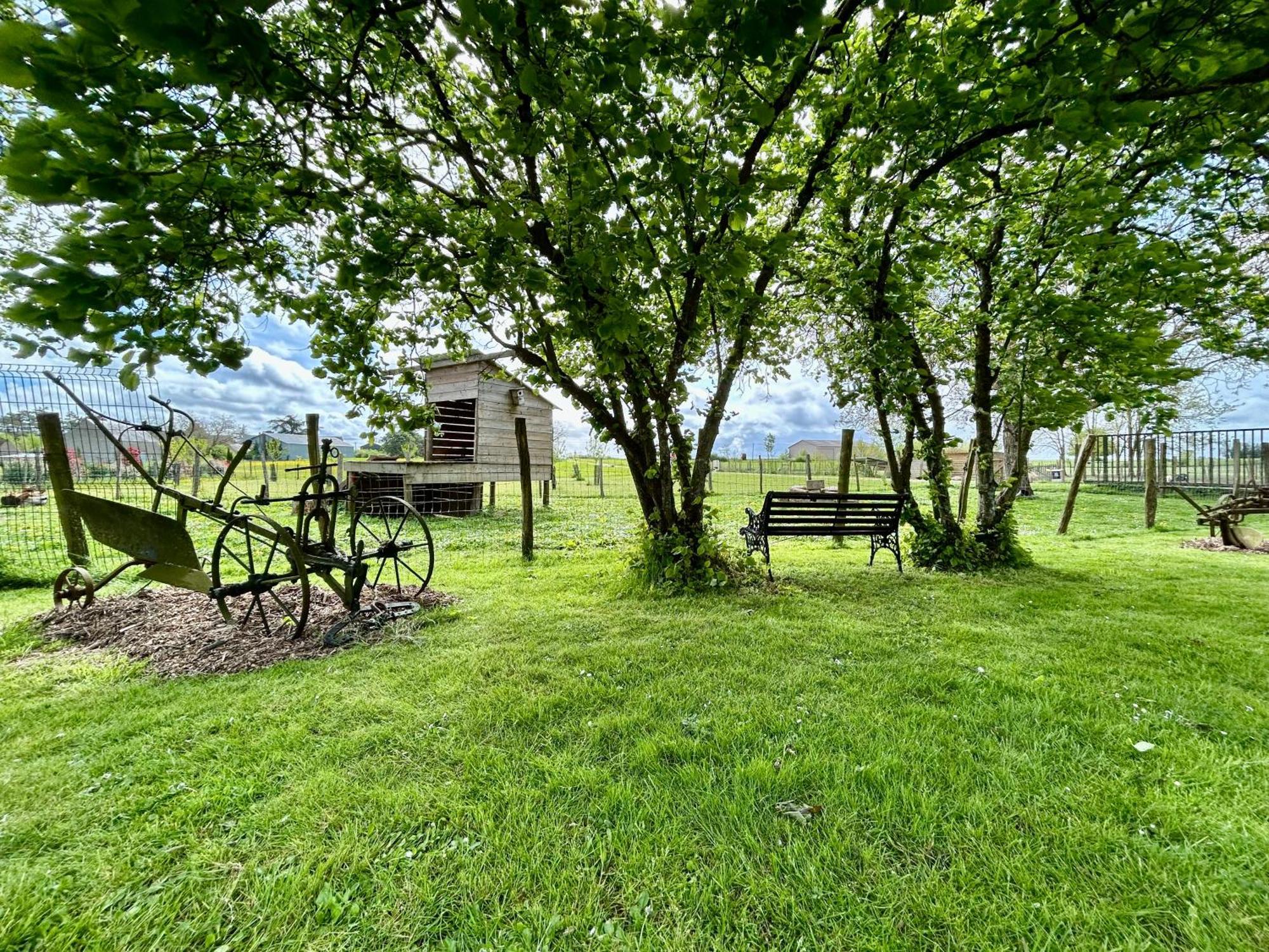 Mobilhome Sous Chalet En Bois A La Ferme Josnes Exteriör bild